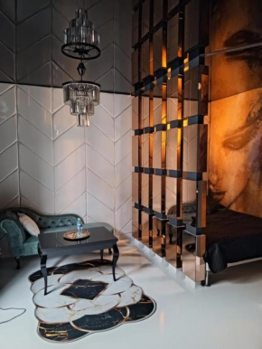 Black House A, Radom